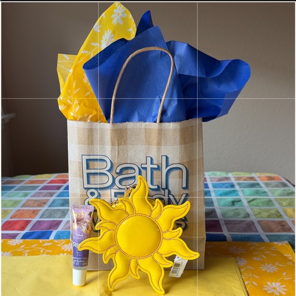 🌻👸🌻 BATH AND BODY WORKS RAPUNZEL SUN COIN PURSE & LIP GLOSS 🌻👸🌻 NWT 🌻👸🌻 - Picture 10 of 16